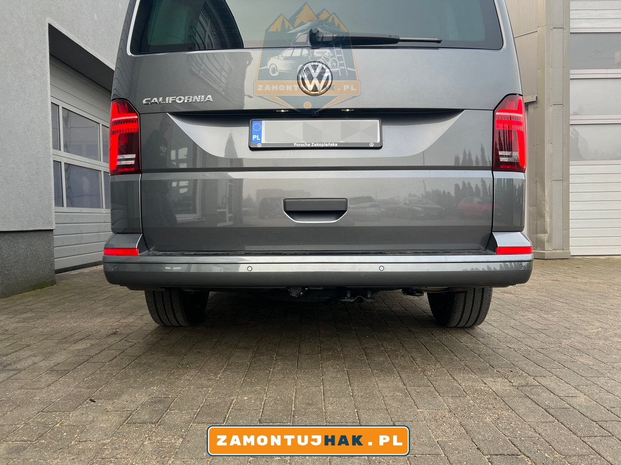 montaz hakow holowniczych poznan samochod na tle serwisu po montazu haka